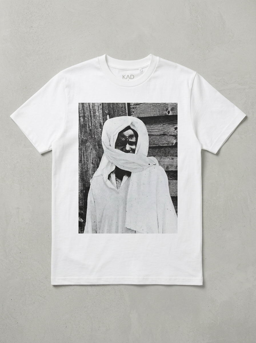 Man_in_headwrap_illustration_202605292309 T-shirt Serigne Touba Portrait – Image 1