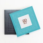 Carte de vœux personnalisée étui gris découpes carrées - Coffret – Image 4